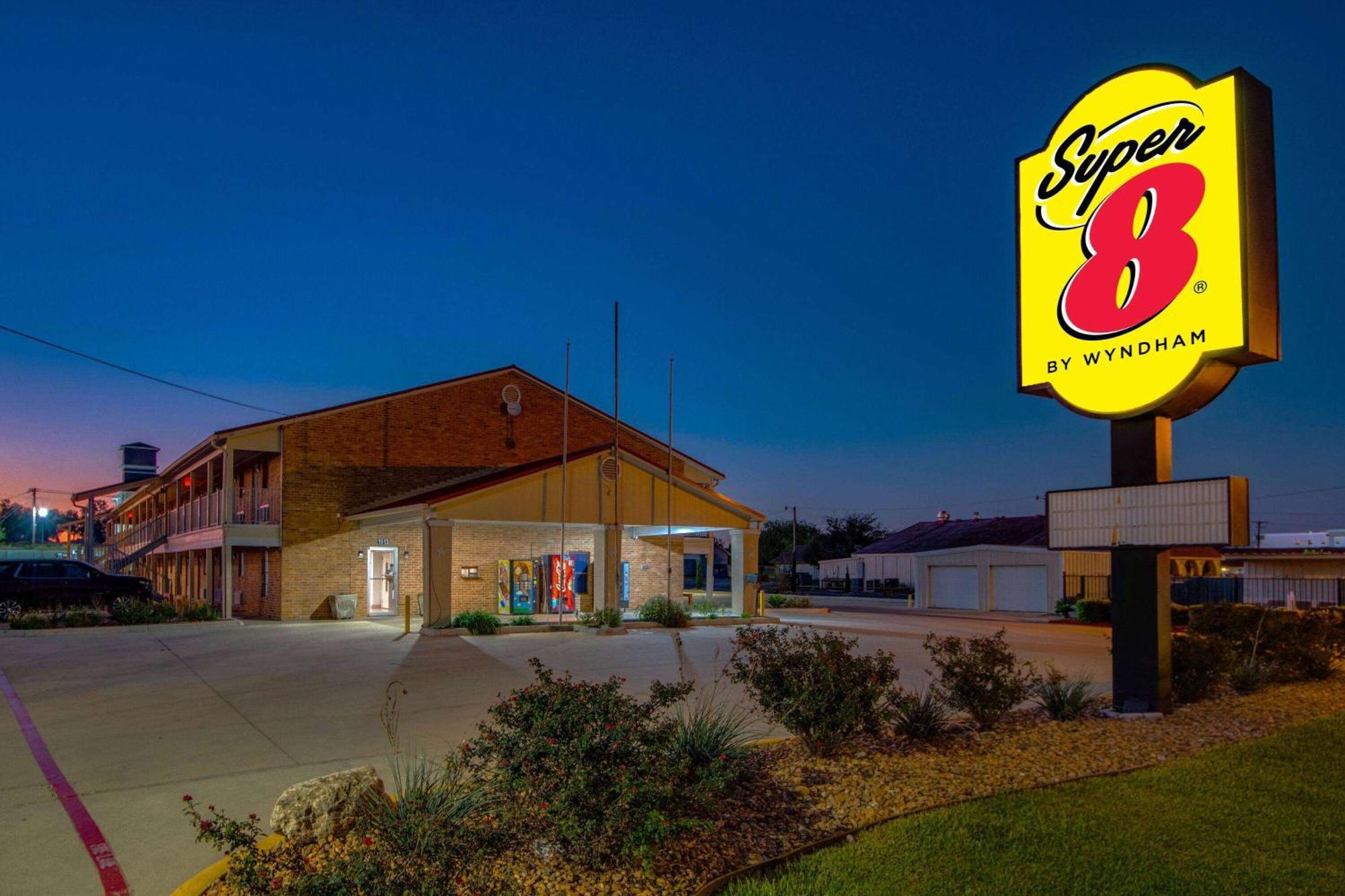 Motel Super 8 By Wyndham Pleasanton Exterior foto